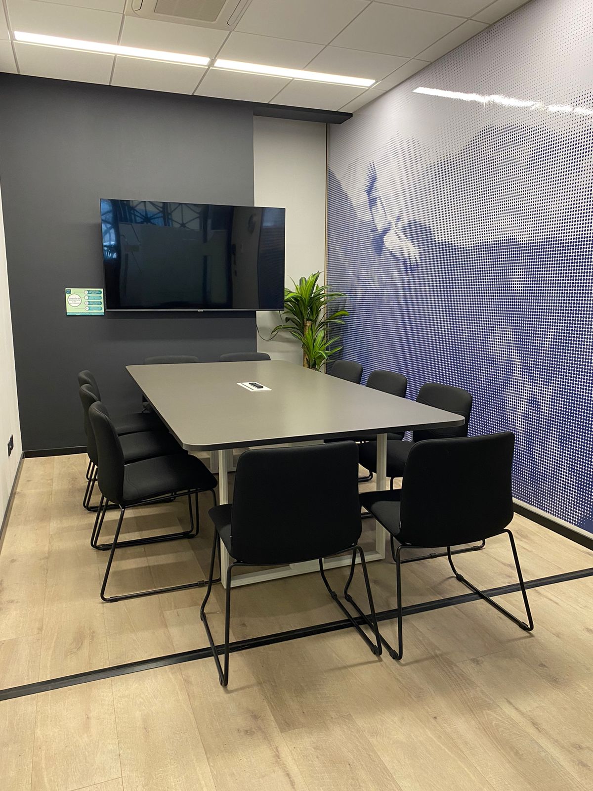 Sala de reuniones Cowork V21 con mesa, sillas y Smart TV